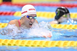 　女子２００メートル平泳ぎ決勝　力泳する鈴木聡美＝東京アクアティクスセンター