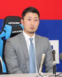 　契約更改を終え、記者会見する中日・藤嶋＝３０日、ナゴヤ球場