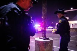 　米カリフォルニア州ストックトンの銃撃事件で封鎖される現場周辺の駐車場＝１１月２９日（ＡＰ＝共同）