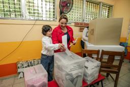 　ホンジュラス大統領選で投票するカストロ大統領（右）＝１１月３０日、カタカマス（ホンジュラス大統領府提供・ロイター＝共同）