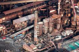 　火災があった日本製鉄の製鉄所＝１日午後０時２分、北海道室蘭市（共同通信社ヘリから）