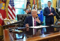 　トランプ米大統領とヘグセス長官（右）＝９月（ゲッティ＝共同）