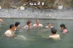 　川湯温泉の河原に冬限定でオープンした「仙人風呂」を楽しむ人たち＝１日、和歌山県田辺市