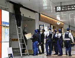 　天井パネルなどが落下したＪＲ名古屋駅の現場＝１１月