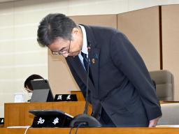 　福井県議会全員協議会で謝罪する杉本達治知事＝１日午後