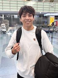 　出発前、取材に応じるスノーボード男子の平野流佳＝１日、羽田空港