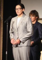 　ソフトボール女子のニトリＪＤリーグで特別表彰を受け、あいさつする上野由岐子＝１日、東京都港区