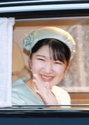 　２４歳の誕生日を迎え、上皇ご夫妻にあいさつをするため仙洞御所に入られる愛子さま＝１日午後、東京・元赤坂（代表撮影）