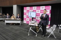 　れいわ新選組の代表選が告示され、記者会見する山本太郎氏（右端）ら＝１日午後、国会