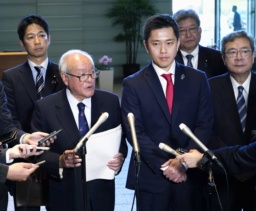 　記者団の取材に応じる（手前左から）自民党の鈴木幹事長と日本維新の会の吉村代表＝１日午後、首相官邸
