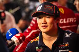 　Ｆ１カタールＧＰで取材に応えるレッドブルの角田裕毅＝１１月３０日、ルサイル（ゲッティ＝共同）