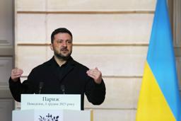 　エリゼ宮で記者会見するウクライナのゼレンスキー大統領＝１日、パリ（ＡＰ＝共同）