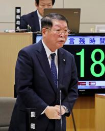 　佐賀県吉野ケ里町議会で町長選への出馬を表明する伊東健吾町長＝２日午前