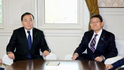 　会談に臨む自民党の梶山国対委員長（左）と立憲民主党の笠国対委員長＝２日午前、国会