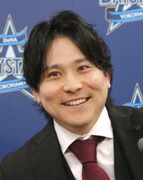 　契約更改交渉を終え記者会見するＤｅＮＡの佐野＝２日、横浜市の球団事務所