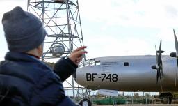 　国立原子力博物館に展示されたＢ２９爆撃機の実機を見学する本村チヨ子さん＝１日、米ニューメキシコ州アルバカーキ（共同）