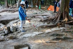 　滋賀県の安土城跡で新たに確認された石列＝２日午後