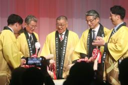 　野球殿堂入りを祝う会で鏡開きをする掛布雅之さん（中央）ら＝２日、大阪市