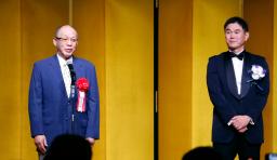 　岩瀬仁紀さん（右）の野球殿堂入りを祝う会であいさつする落合博満さん＝２日、名古屋市