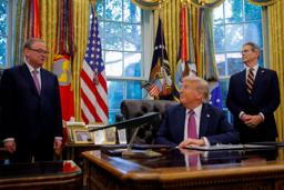 　ハセット米国家経済会議委員長（左）と話をするトランプ大統領（中央）＝９月、ワシントン（ロイター＝共同）