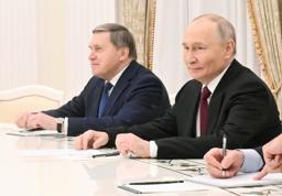 　米国のウィットコフ和平交渉担当特使らと会談するロシアのプーチン大統領（右）。左はウシャコフ大統領補佐官＝２日、モスクワ（スプートニク提供・ロイター＝共同）