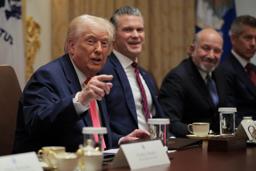 　２日、ホワイトハウスでの閣議で発言するトランプ米大統領（左）（ゲッティ＝共同）