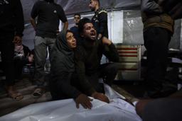 　２日、イスラエル軍の攻撃による犠牲者を悼む人たち＝ガザ北部ガザ市（ゲッティ＝共同）