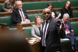 　２日、英ロンドンで、司法制度改革について発言するラミー副首相兼法相（英下院提供・ロイター＝共同）