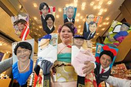 　今年話題となった人物を描いた「変わり羽子板」。高市早苗首相（手前左）、ドジャースの大谷翔平選手（中央右）や山本由伸選手（同左）らがモデルに選ばれた＝３日午前、東京都台東区
