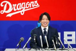 　契約を更改し、記者会見する中日・柳＝３日、ナゴヤ球場