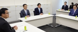 　会談に臨む自民党の小野寺税調会長（中央右）と国民民主党の古川税調会長（同左）ら＝３日午後、国会