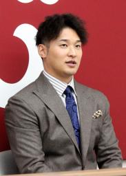 　契約交渉を終え、記者会見する巨人・吉川＝３日、東京都内
