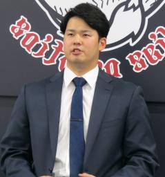 　契約更改後に記者会見する西武の渡辺＝３日、埼玉県所沢市