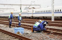 　ＪＲ東海の三島車両所で行われた、架線が断線したと想定した訓練＝３日午前、静岡県三島市