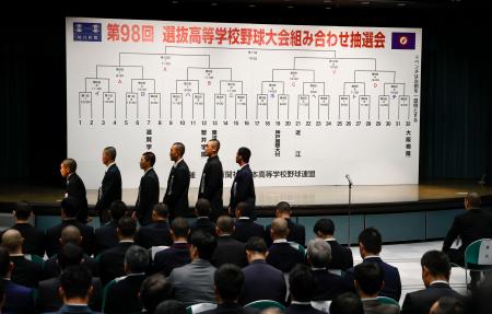 <p>　第９８回選抜高校野球大会の組み合わせ抽選会＝６日午前、大阪市北区</p>