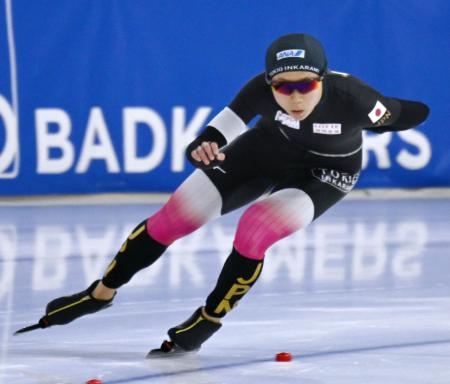 　女子１５００メートルで滑走する高木美帆＝ヘーレンフェイン（共同）