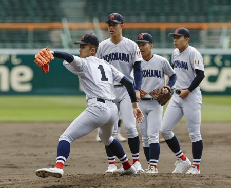 <p>　甲子園で守備練習する横浜ナイン</p>