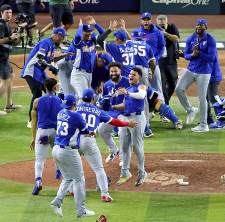 <p>　決勝で米国を破って初優勝を果たし、喜ぶベネズエラの選手たち＝１７日、マイアミ（ＭＬＢ提供・ゲッティ＝共同）</p>