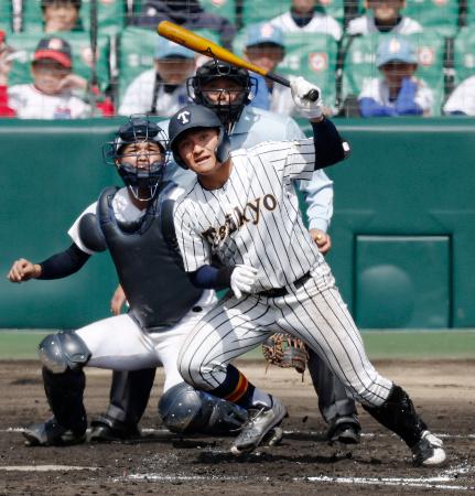 <p>　帝京―沖縄尚学　８回裏帝京１死満塁、蔦原が中越えに逆転の２点二塁打を放つ。捕手山川＝甲子園</p>