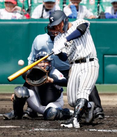 <p>　帝京―沖縄尚学　８回裏帝京１死満塁、蔦原が中越えに逆転の２点二塁打を放つ。捕手山川＝甲子園</p>