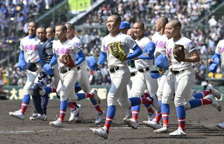 <p>　東洋大姫路に勝利し、駆け出す花咲徳栄の選手たち＝甲子園</p>