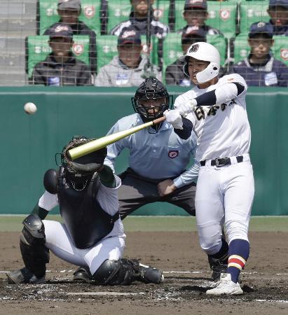 <p>　高知農―日本文理　２回表日本文理１死一、三塁、染谷が先制の右犠飛を放つ。捕手山本＝甲子園</p>