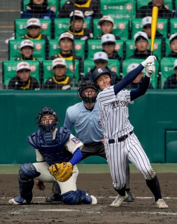 <p>　神戸国際大付―九州国際大付　タイブレークの１１回裏九州国際大付２死一、三塁、吉田が左中間にサヨナラの２点二塁打を放つ。捕手井本＝甲子園</p>