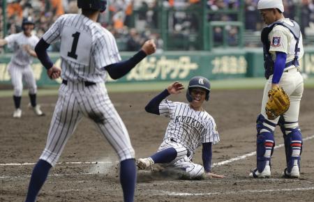 <p>　神戸国際大付―九州国際大付　タイブレークの１１回裏九州国際大付２死一、三塁、吉田の２点二塁打で一走柴原（右から２人目）がサヨナラの生還＝甲子園</p>