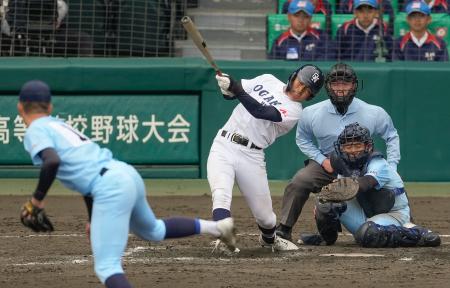 <p>　近江―大垣日大　タイブレークの１０回表大垣日大１死二、三塁、代打高橋が右翼に２点二塁打を放つ。投手上田、捕手杉本＝甲子園</p>