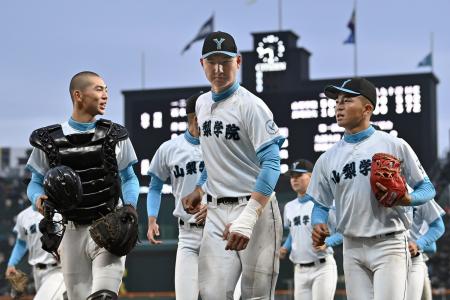 <p>　長崎日大に勝利し、引き揚げる菰田（中央）ら山梨学院ナイン＝甲子園</p>