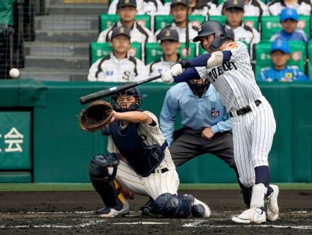 <p>　東北―帝京長岡　２回表東北２死二塁、進藤が右前に適時打を放つ。捕手松本＝甲子園</p>