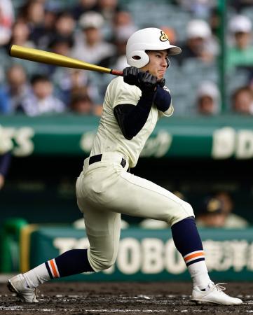 <p>　高川学園―英明　４回表英明無死二、三塁、矢野が右前に適時打を放つ＝甲子園</p>