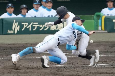 <p>　山梨学院―長崎日大　５回裏長崎日大２死一塁、三塁手の送球が乱れ、打者走者平野（奥）と交錯する一塁手菰田＝甲子園</p>