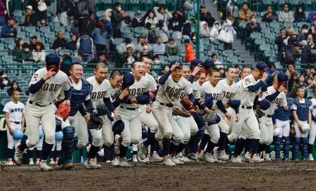 <p>　滋賀学園に勝利し、駆け出す八戸学院光星ナイン＝甲子園</p>